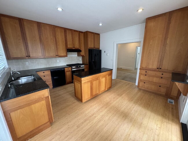 Building Photo - Spacious 2bed Plus Office, Single-level in Waverly Heights