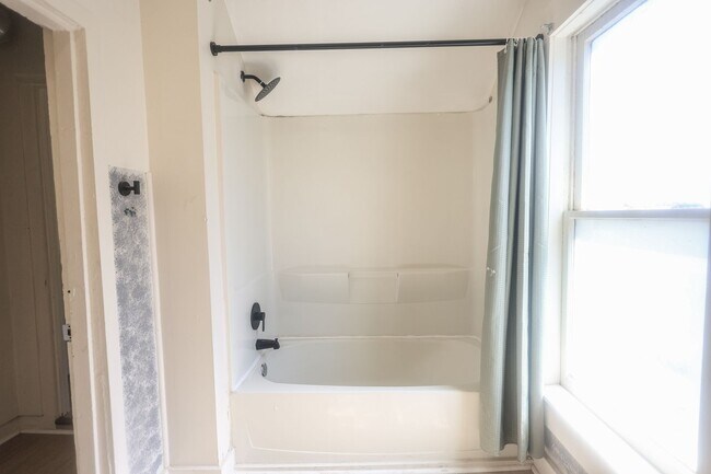 Building Photo - 3 bedroom 2 bathroom single family home | section 8 and EDEN welcomed