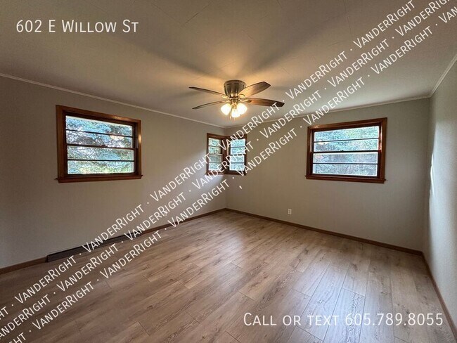 Building Photo - 602 E Willow St