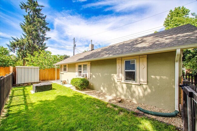 Building Photo - Adorable Guest Cottage in the North End!
