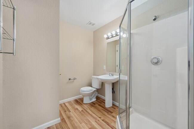 Building Photo - 698 Eagle Dr