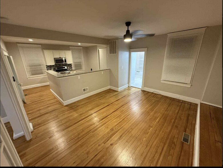 Building Photo - 4404 Raspe Ave