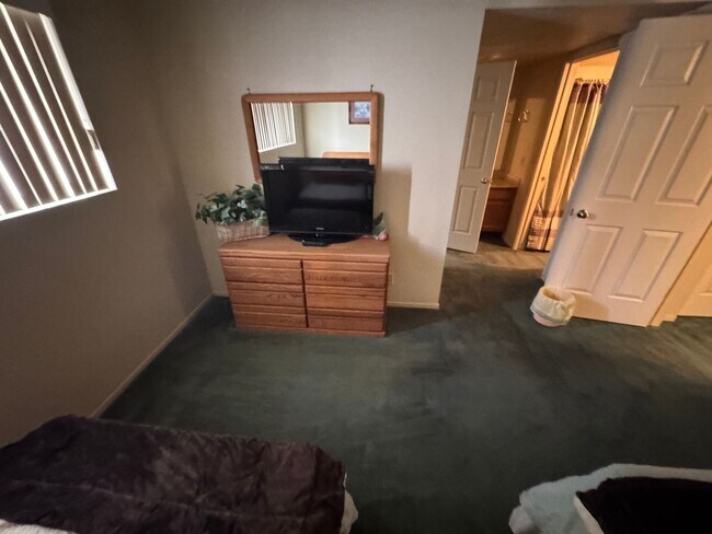 Building Photo - 2BR Bedroom 2BA "Split Level Condo and is ...