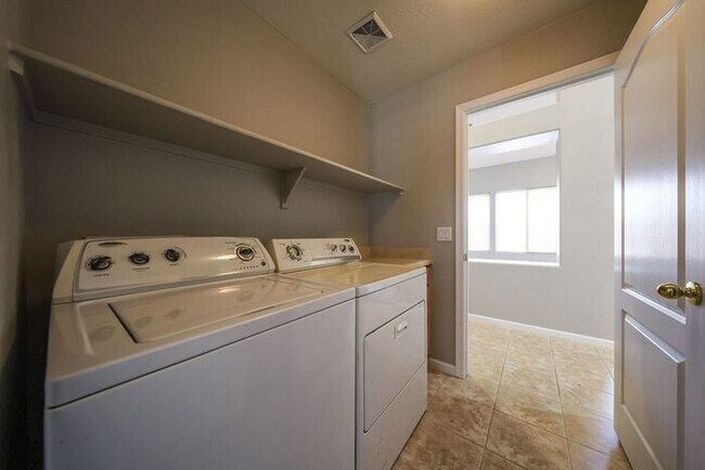 Building Photo - Now Available in Chandler! Spacious 4 Bedroom Home in Carino Estates!