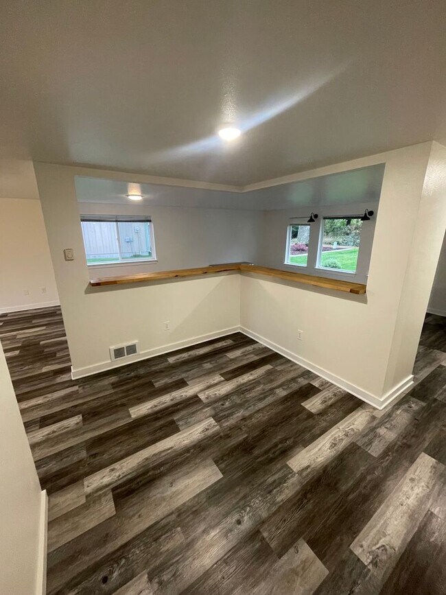 Building Photo - Charming 4-Bedroom with Open Floor Plan & ...