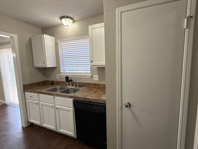 Building Photo - Start the year off in this charming 3 bed, 2 bath Broken Arrow home!