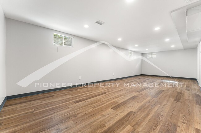 Building Photo - Newly Renovated Half-Duplex with Huge Fenc...