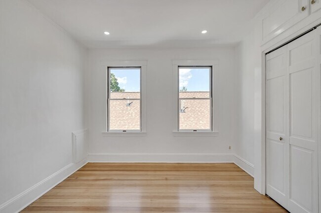 Building Photo - 25 Magoun St