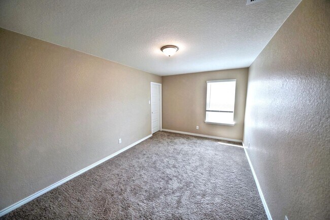 Building Photo - Beautiful 3-Bedroom Home with Flex Space i...
