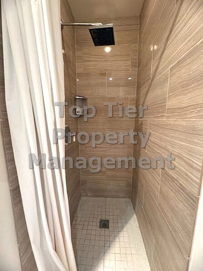 Building Photo - 3 Bed/ 2 Bath Spacious Family Home with Su...