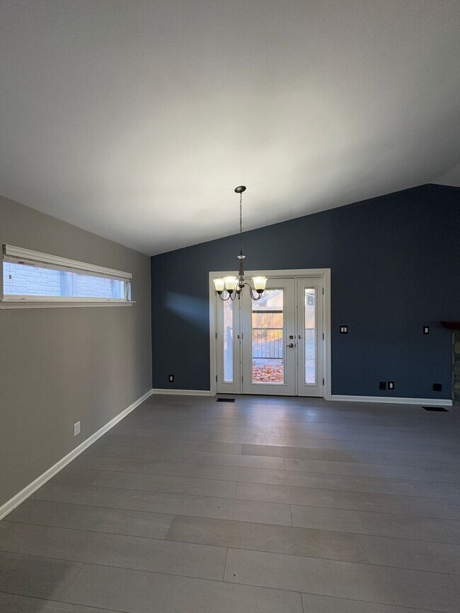 Building Photo - Kirkland Rambler - 3 bedroom 1.75 bath