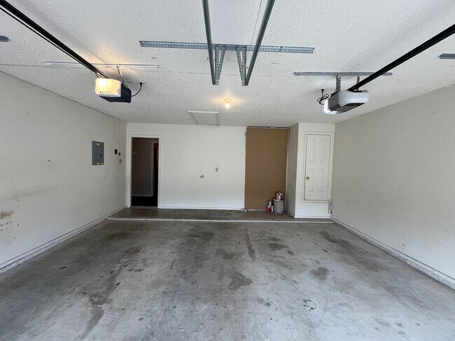 Building Photo - Large 4 Bedroom Home in Skipcha Mountain!