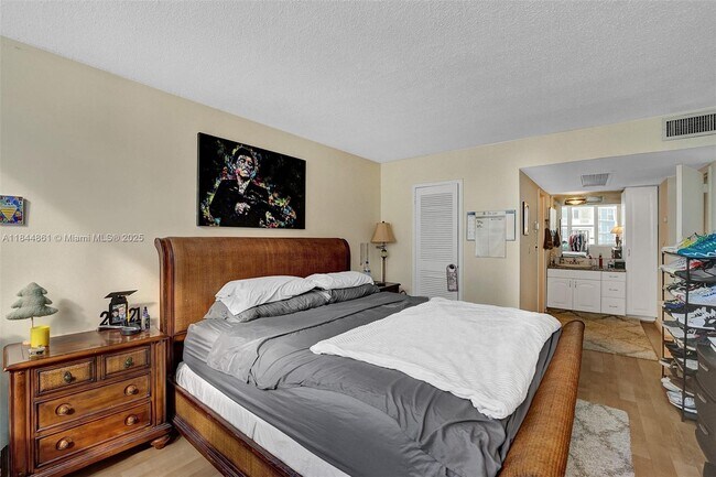 Building Photo - 3140 S Ocean Dr