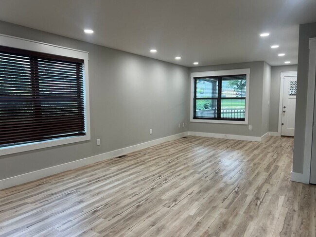 Building Photo - Beautiful home 3 minutes from ETSU!
