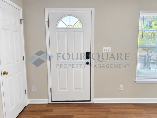 Building Photo - Inviting Townhome with En-Suite Secondary Bedroom, Back Patio & Community Pool – Raleigh Location