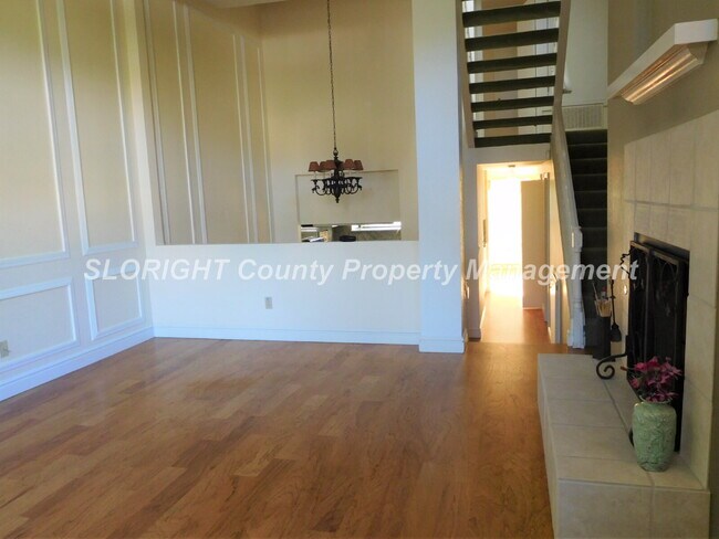 Building Photo - AVAILABLE AUGUST - Windermere Village Townhome - 3 Bed / 2.5 Bath