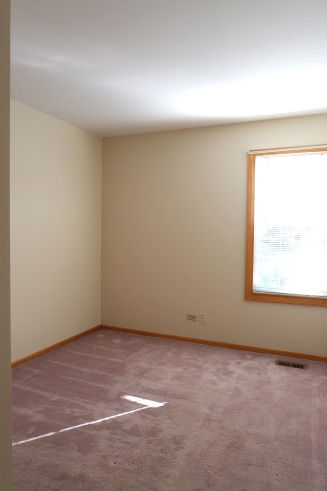 Building Photo - 10S241 Wallace Dr