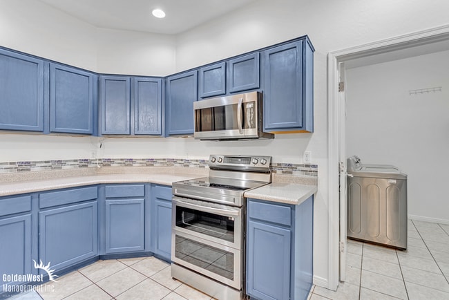 Building Photo - Gorgeous 2Bdm 2Ba Home with Golf-Course Vi...