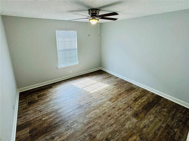 Building Photo - 312 Maple St