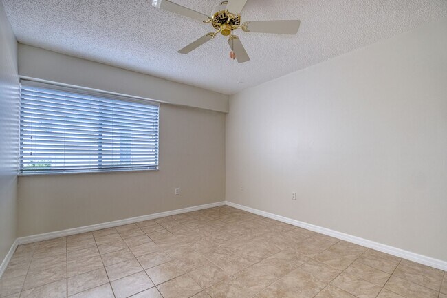 Building Photo - 14800 Walsingham Rd