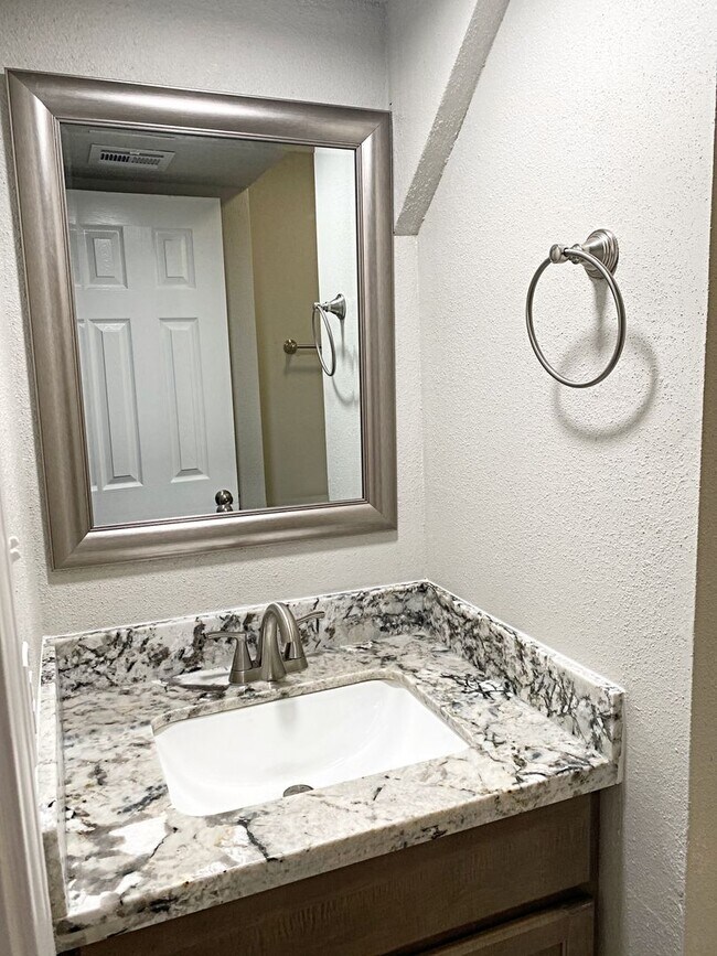 Building Photo - 6025B Bedford, Beaumont, TX 77708