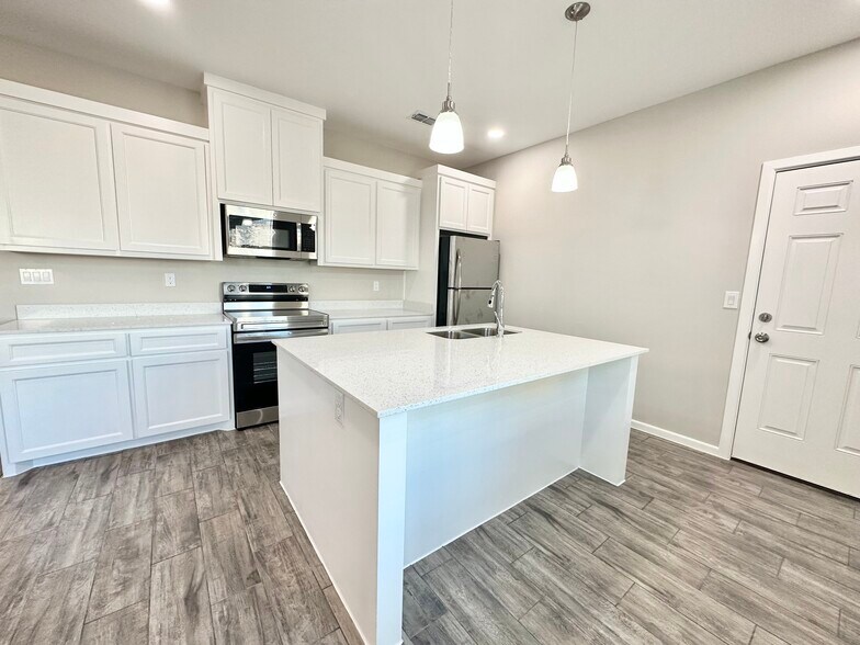 Building Photo - 1210 S Milanos Rd