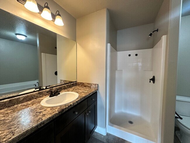 Building Photo - ** Move-in Discount** 3 Bedroom - 2.5 bathroom - in the heart of Cedar City!