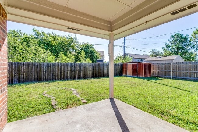 Building Photo - 215 Meadowbrook Ln