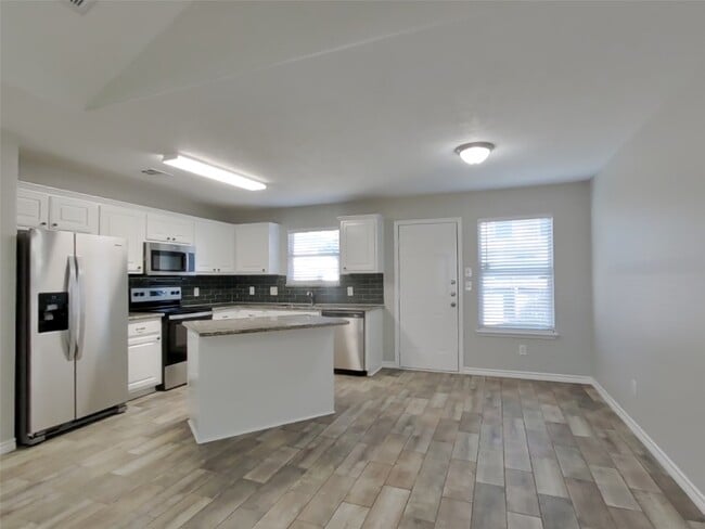 Building Photo - 16229 Summerset Estates Blvd