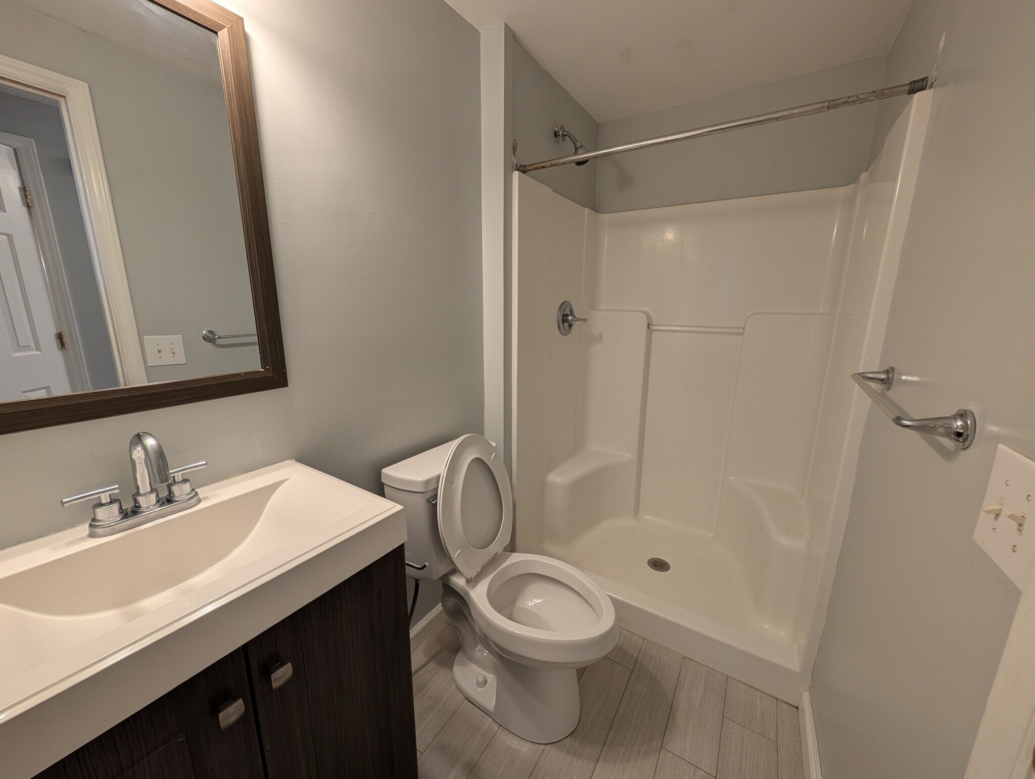 Building Photo - Room in House on Flint Glenn Ln