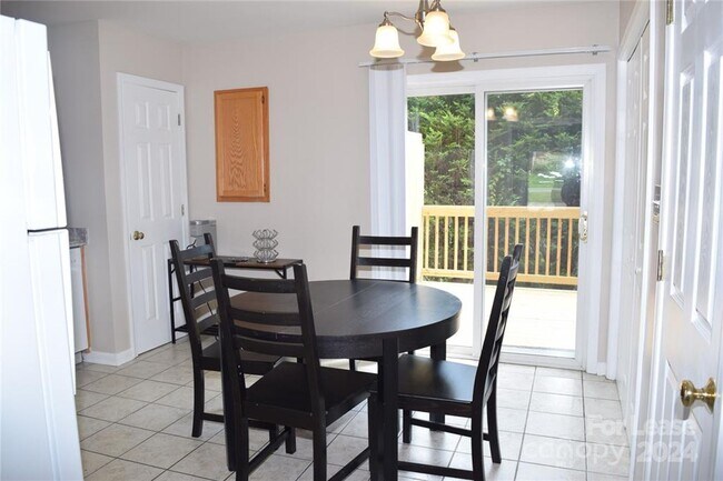 Building Photo - Fully furnished 2 bedroom, 1.5 bath townho...