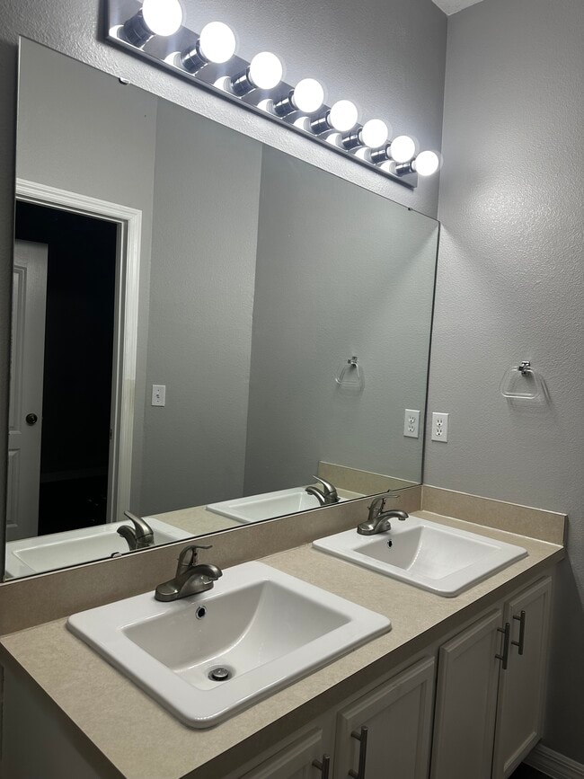 Building Photo - 10604 Savannah Wood Ct