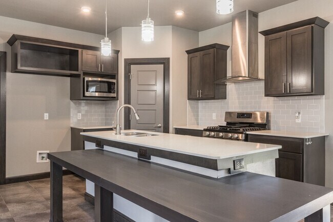 Building Photo - A Very Beautiful and Spacious 3 Bedroom 2 Bath in Yukon
