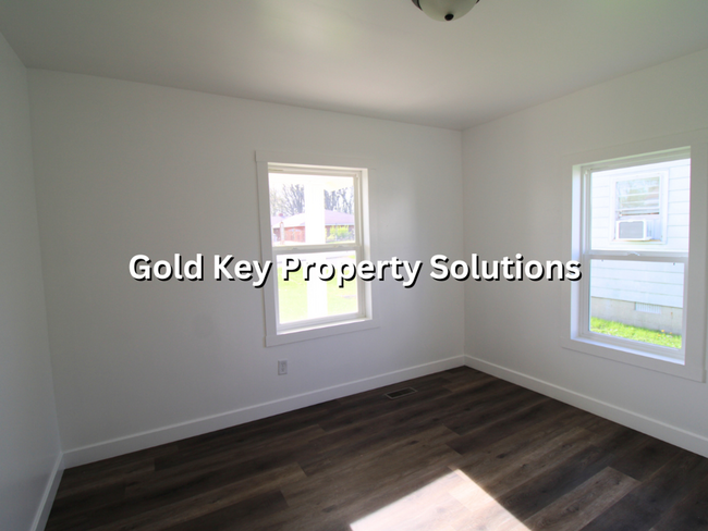 Building Photo - 2 Bed 1 Bath Home For Rent W/ Covered Fron...