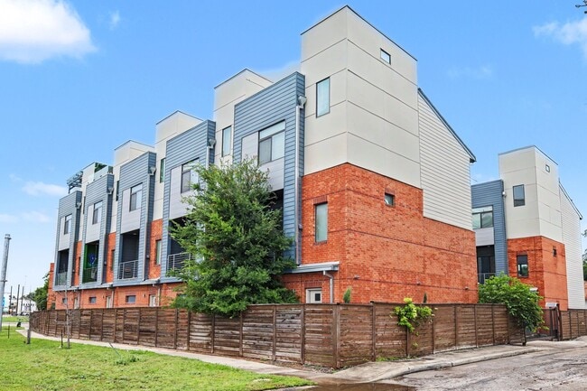Building Photo - 4 Week Free Move-In Incentive! Modern Downtown SA Townhome | Rooftop Balcony, Private Garage & Al...