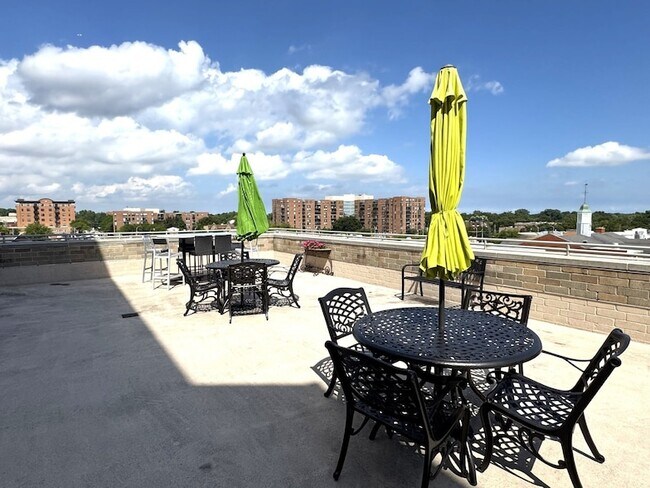 Building Photo - 10 S Dunton Ave