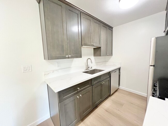 Building Photo - Gorgeous Stoneybrook Condo for Rent near C...