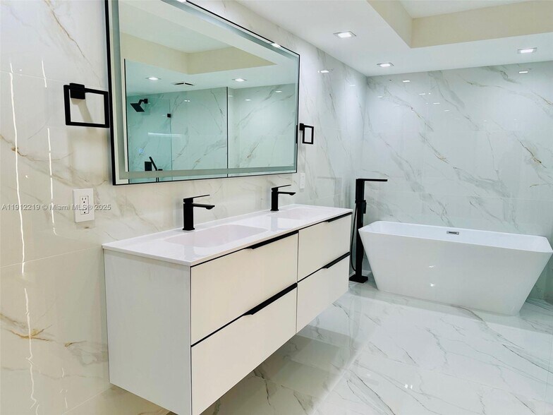 Building Photo - 3500 Mystic Pointe Dr