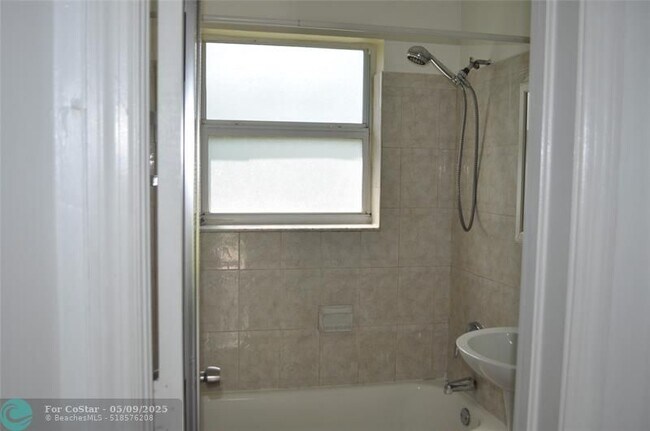 Building Photo - 6532 SW 26th St