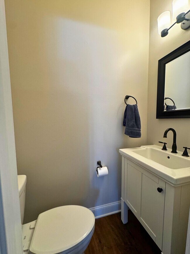 Building Photo - Well-Located 3BR, 2-Full, and 2-Half Bath Townhouse w/ One-Car Garage in Sterling, VA