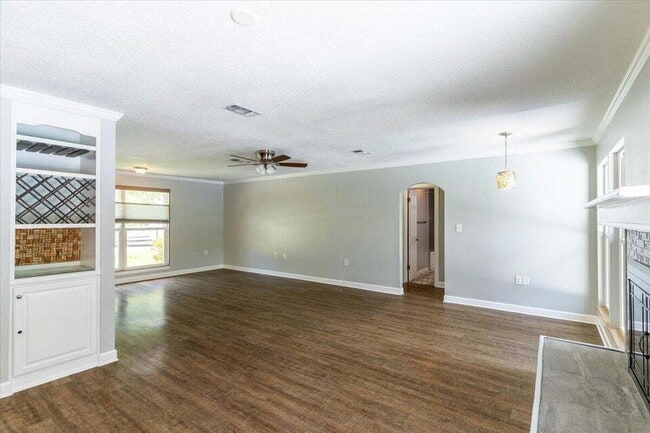Building Photo - "Charming 3-Bed Oasis with Private Pool in Fort Walton Beach!"