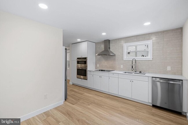 Building Photo - 1124 Dunton St