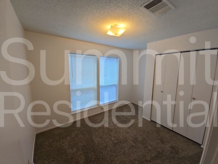 Building Photo - 1607 Parkwood Dr