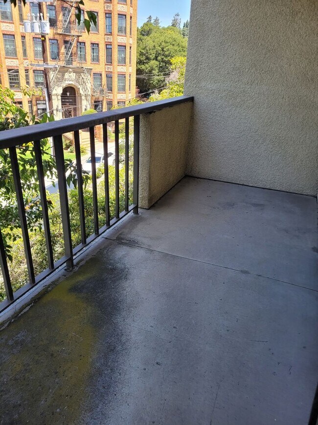 Building Photo - Lake Merritt Condo