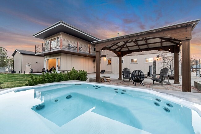 Building Photo - Beautiful 5-Bedroom Home in Sandy!