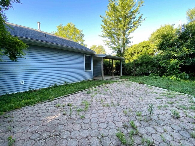 Building Photo - 2415 E 4th St