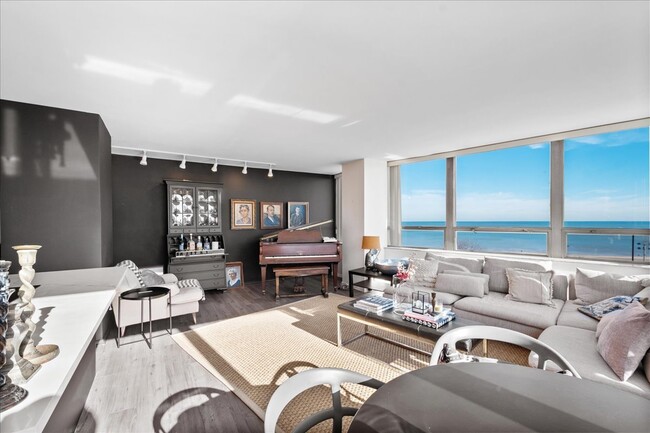 Building Photo - 5701 N Sheridan Rd