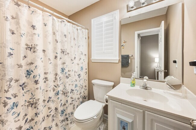 Building Photo - 568 Pinehurst Ln