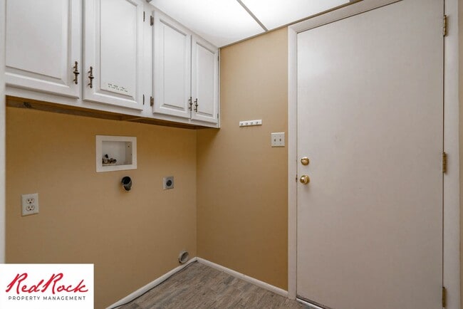 Building Photo - Spacious 5 Bedroom Home in A Quiet Communi...