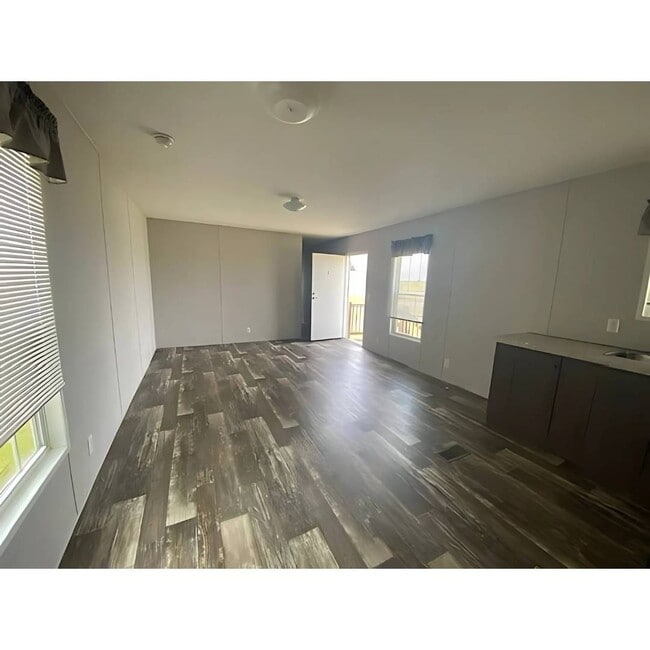 Building Photo - 1521 Thomas Dr